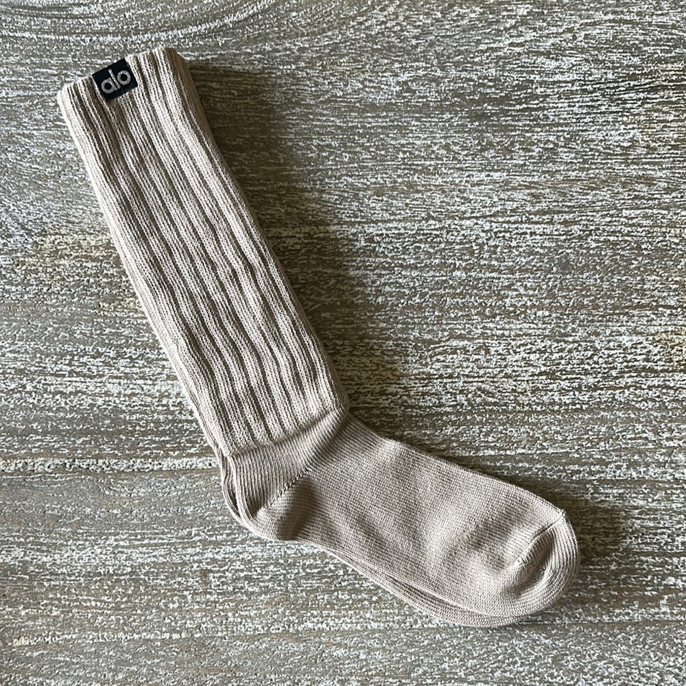 ALO Yoga unisex scrunch Socks Gravel NWOT